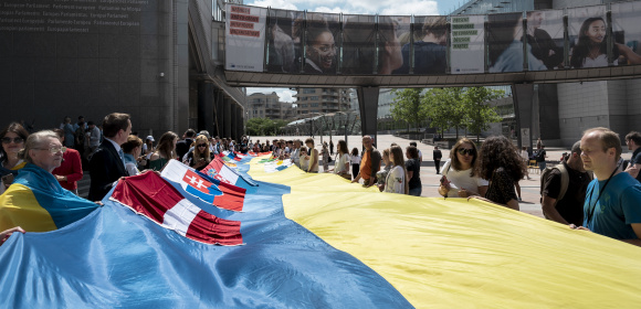 30-metrowa flaga Ukrainy w Brukseli na znak poparcia jej kandydatury do UE