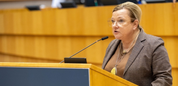Beata Kempa w dyskusji z komisarzem Reyndersem  
